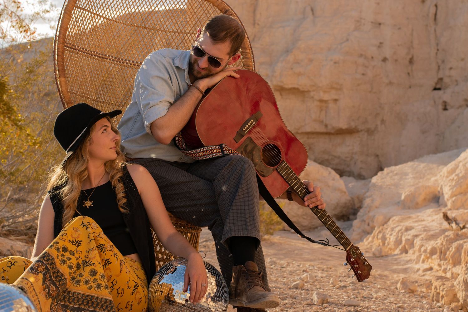 ALT= "LAS VEGAS 1 HOUR PHOTO SESSION PRICE COUPLE SESSION WITH GUITAR IN THE DESERT 80S THEMED"