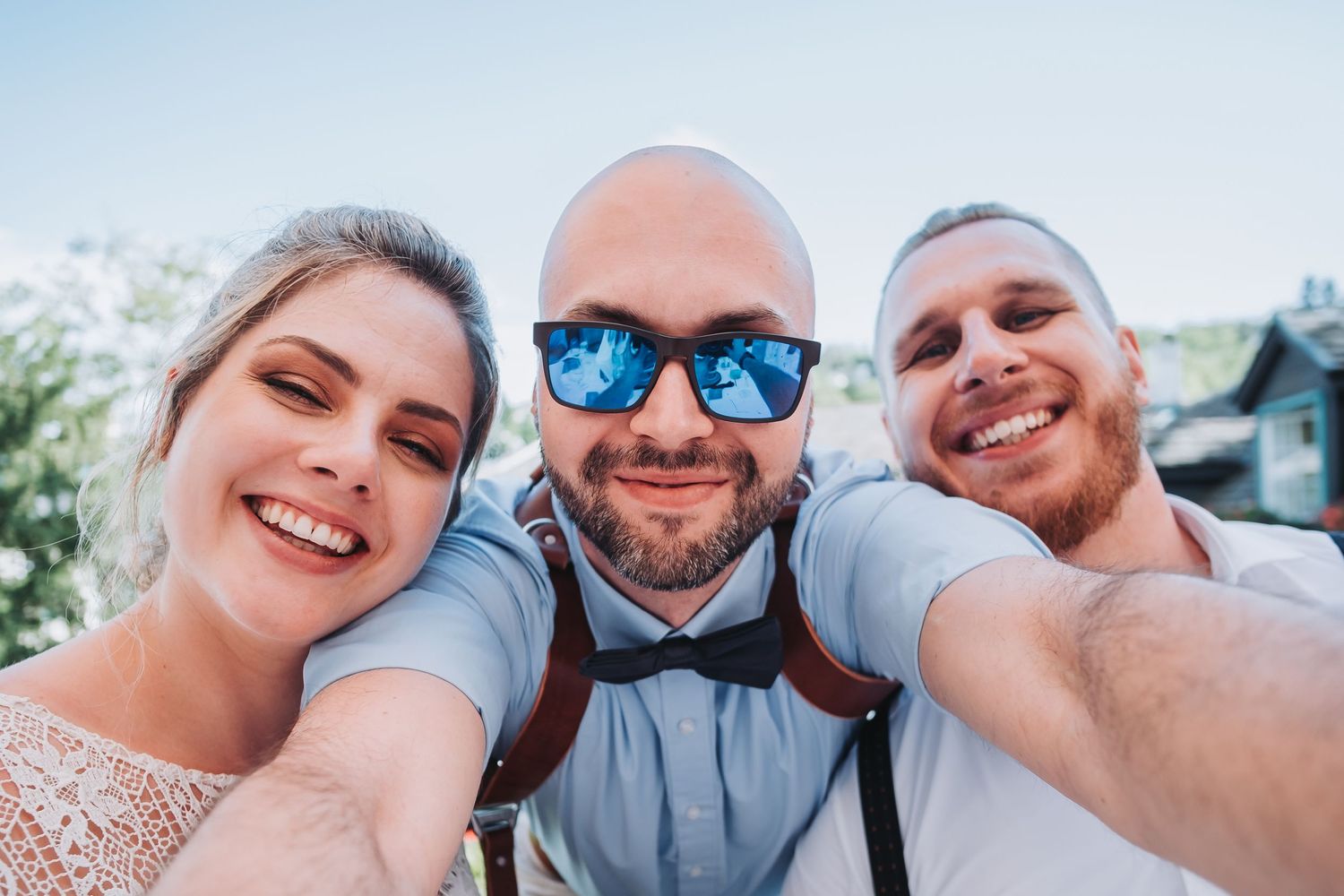 Selfie von Hochzeitsfotograf und Brautpaar am Tag der Hochzeit.
