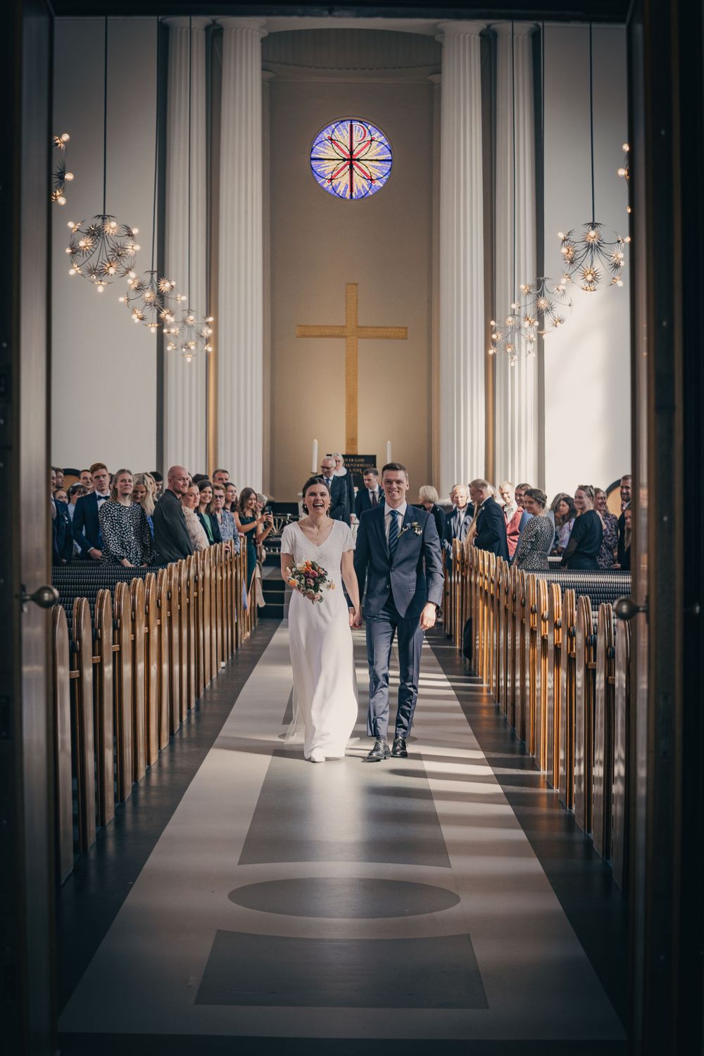 Kærligt øjeblik i kirken – smukke bryllupsbilleder fanget med nærvær. Fotograf i Jægerspris, Frederikssund & Nordsjælland