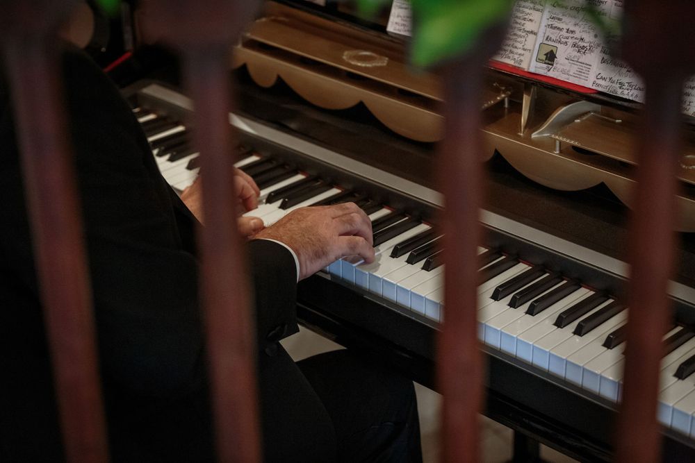 close up of the pianist tickling the ivories before the wedding ceremony