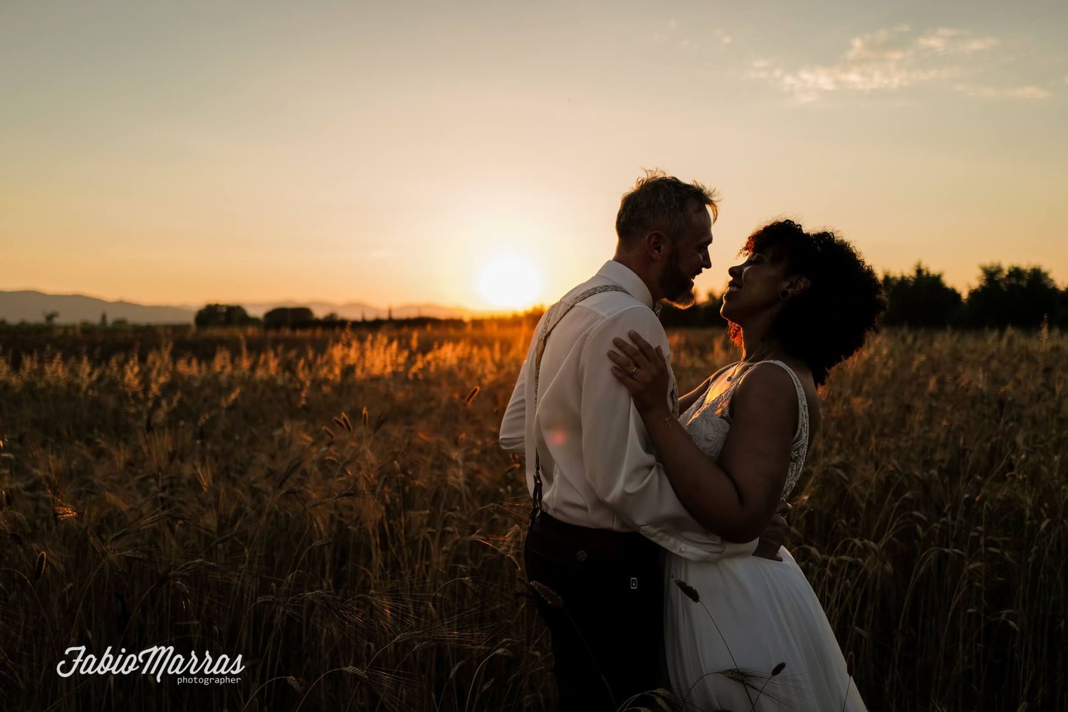 Brautpaar bei einer romantischen Hochzeit in der Toskana bei Sonnenuntergang fotografiert von Fabio Marras