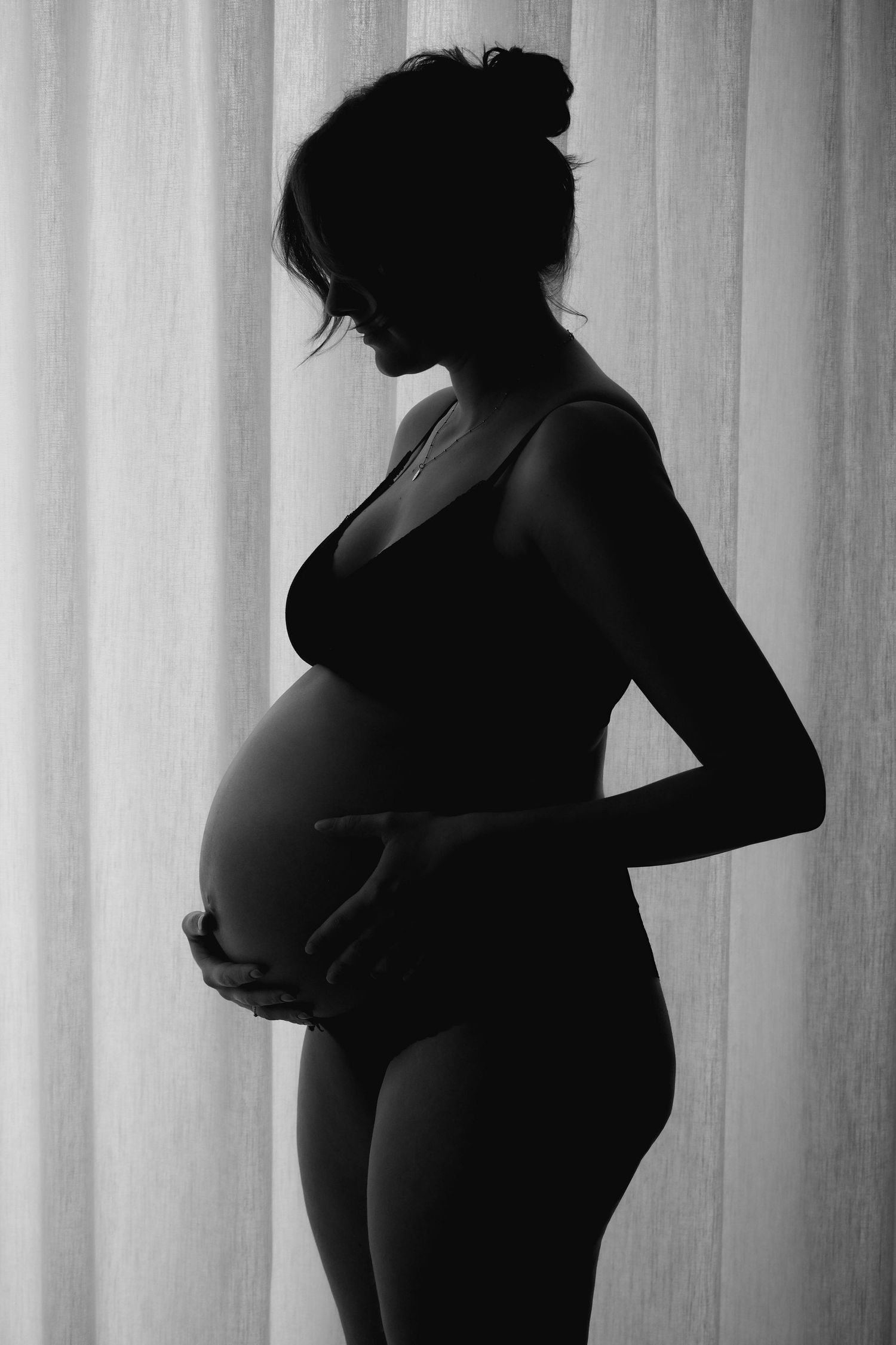 Portretfoto silhouet van zwangere vrouw