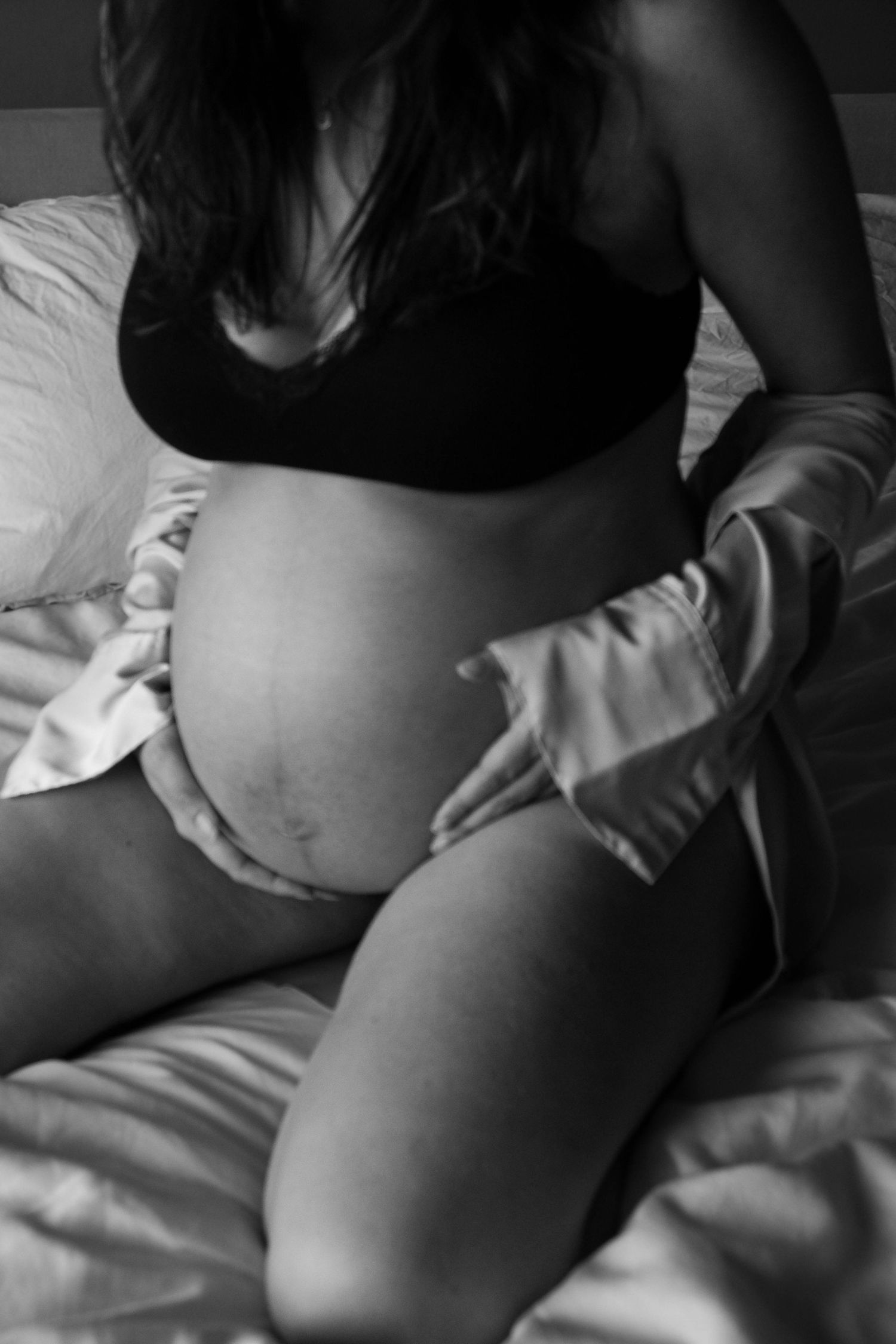 Portretfoto van zwangere vrouw op bed