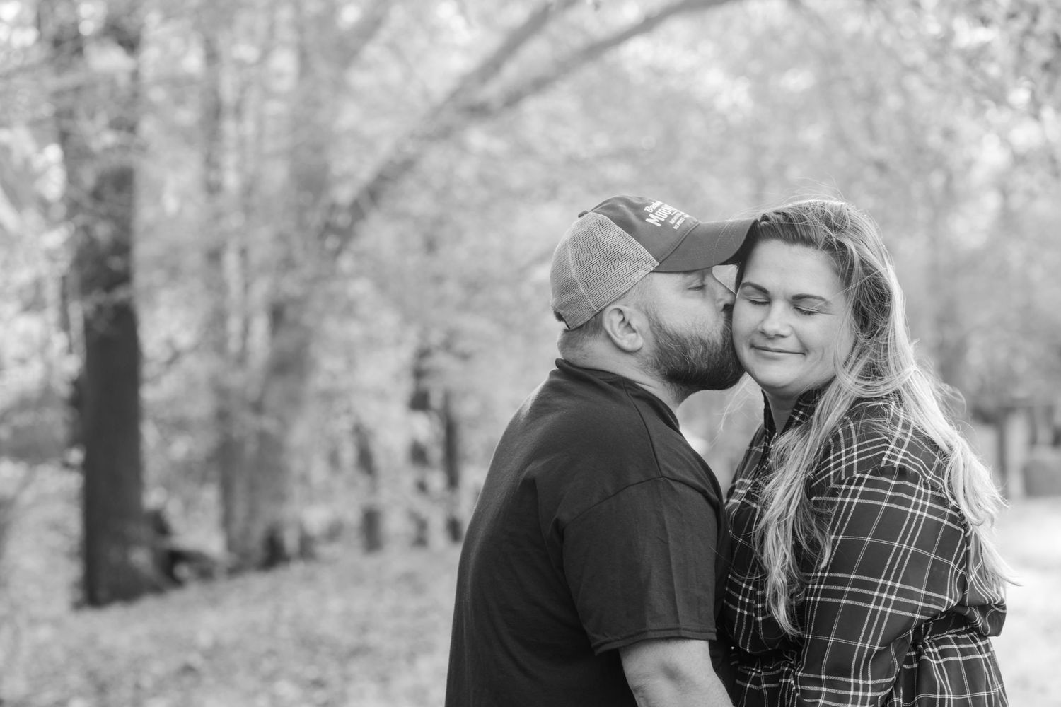 Black and white romantic portrait in a natural outdoor setting.