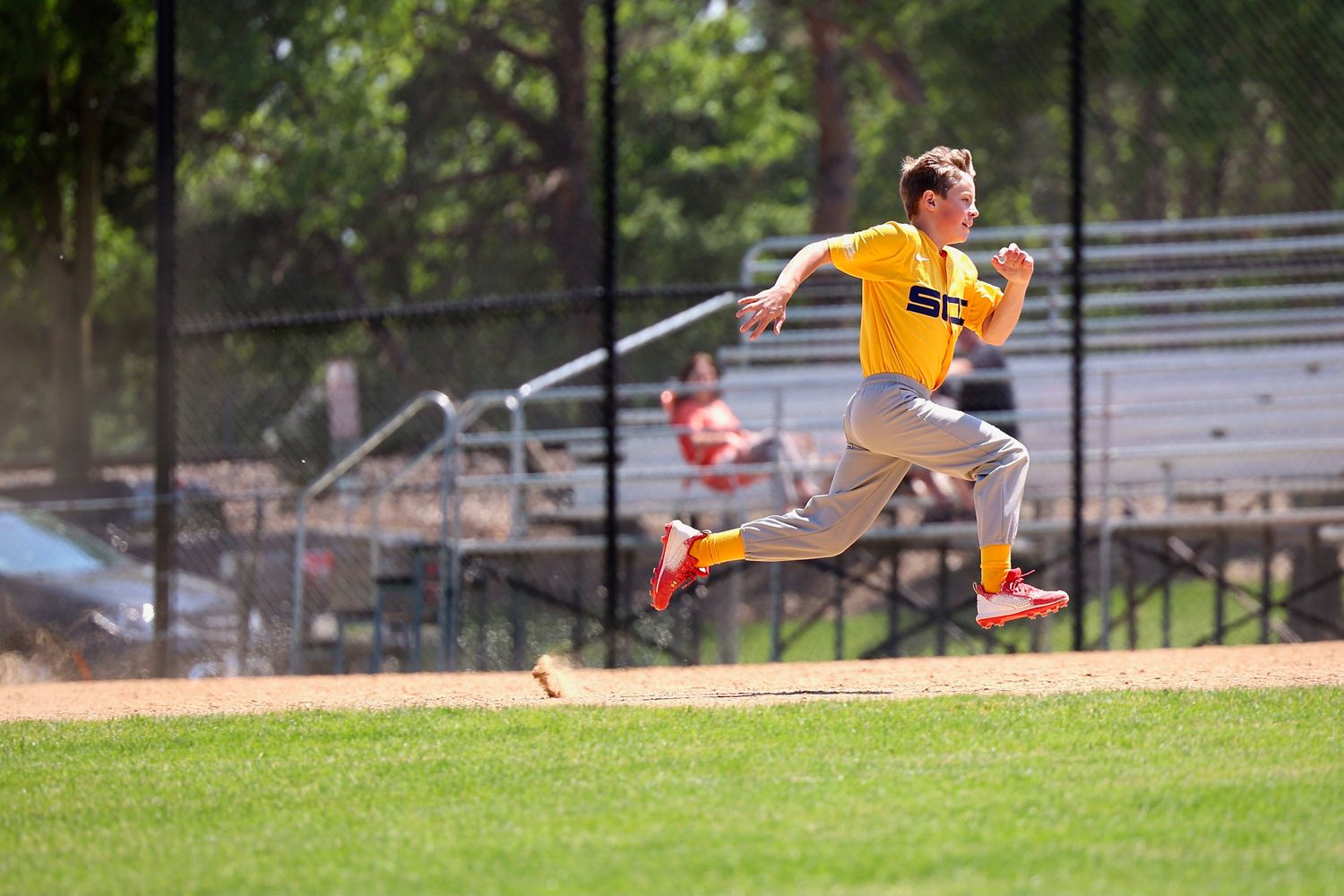 Fast runner for middle school baseball photographer
