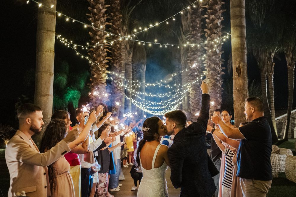 As decorações de flores de papel branco adornam uma parede escura com uma iluminação elegante em locais de eventos.