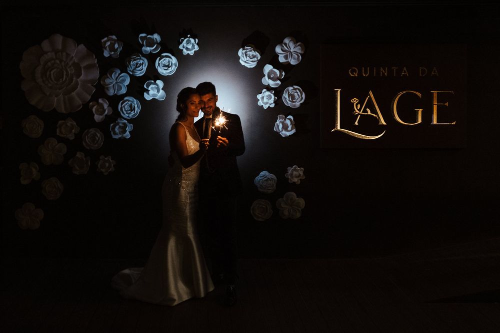 As elegantes decorações de parede com flores de papel criam um cenário romântico num local com pouca luz.