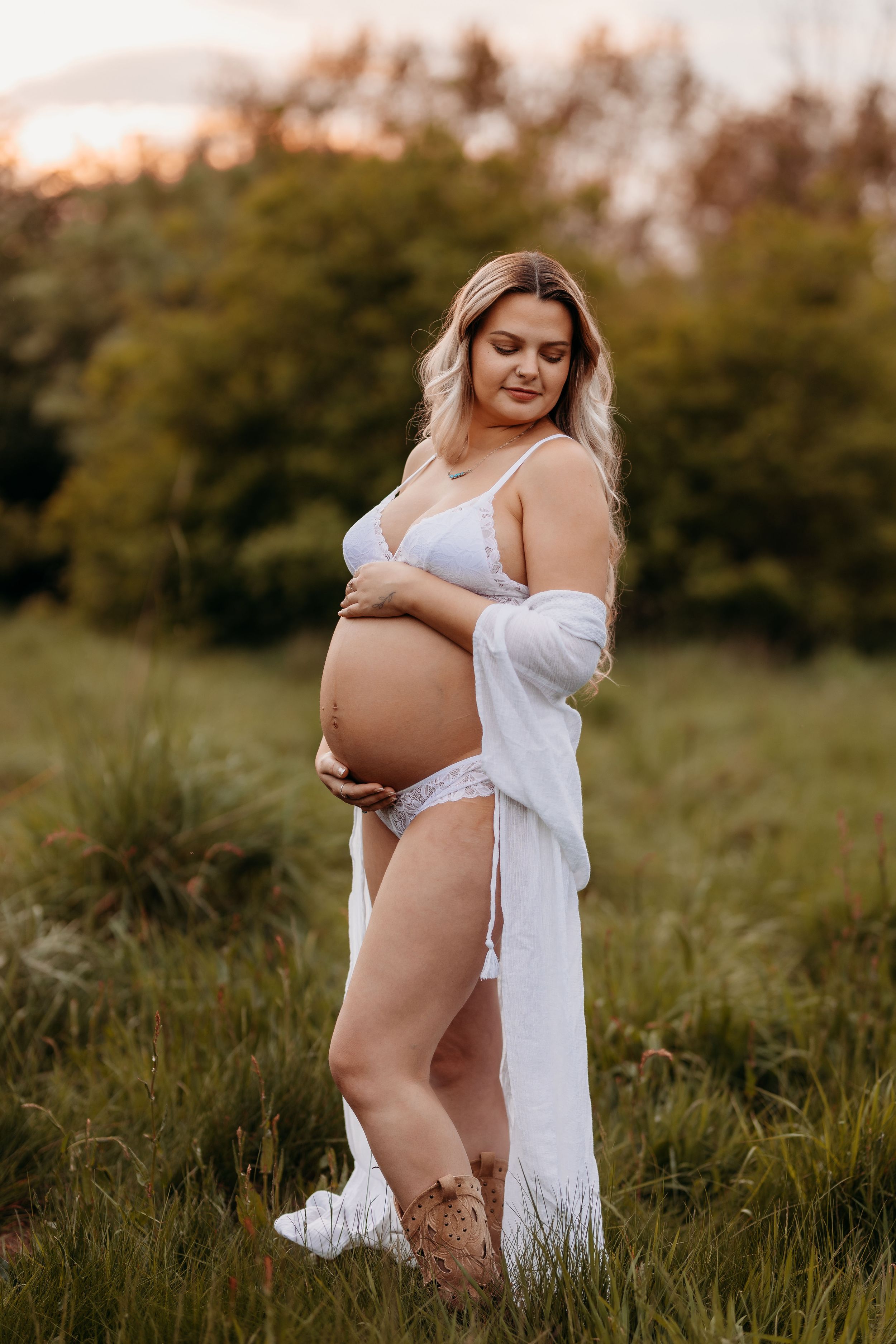 maternity photoshoot telford. Lifestyle family photography from a family photoshoot in shrewsbury