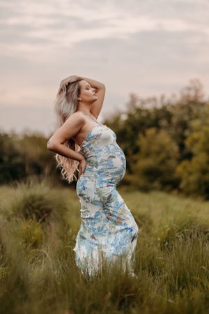 Beautiful and natural maternity photoshoot outdoors at sunset in Shropshire - Lifestyle family photography from a family shoot in shrewsbury