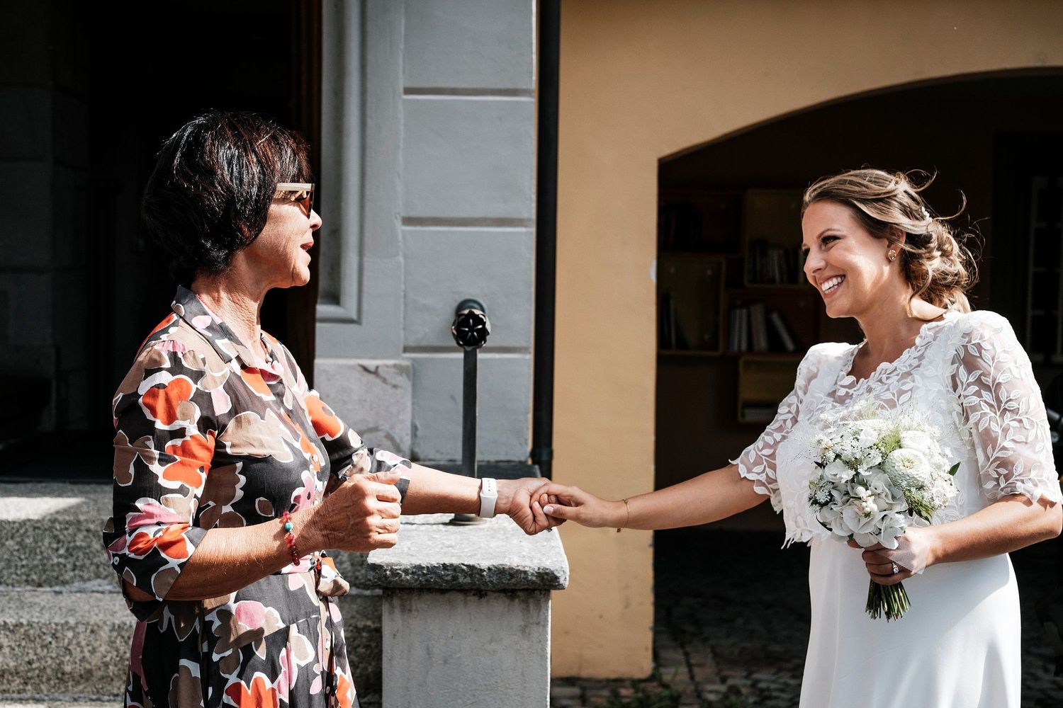TLOOK photographe de mariage de style documentaire, cully maison jaune cérémonie civile
