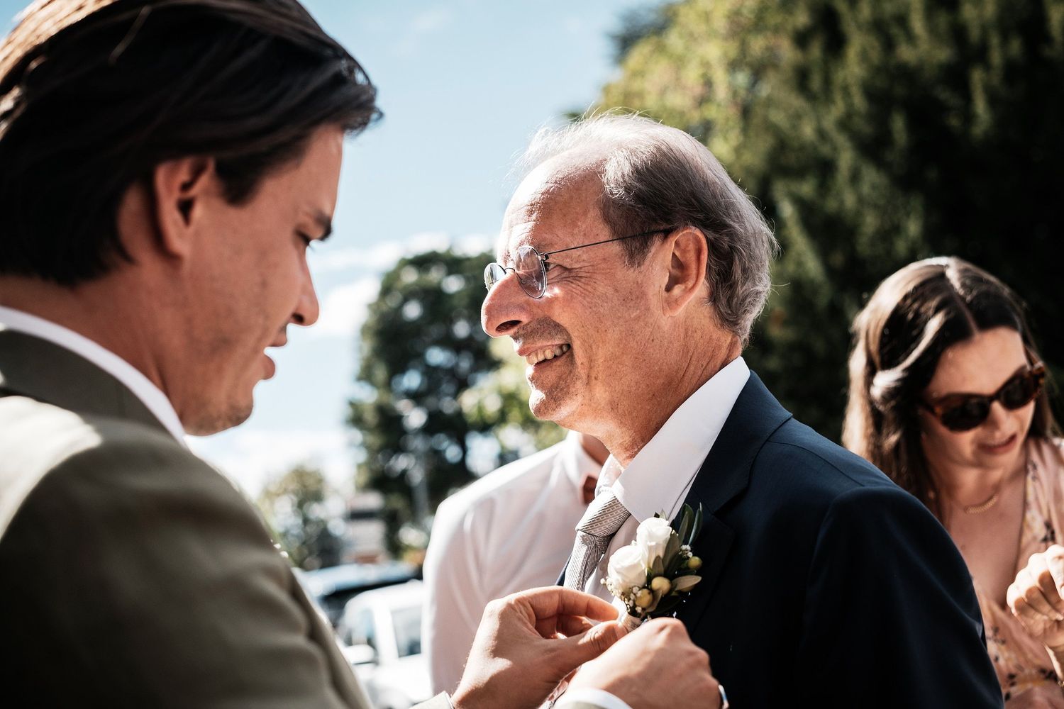 TLOOK photographe de mariage de style documentaire, cully maison jaune cérémonie civile le marié et son papa