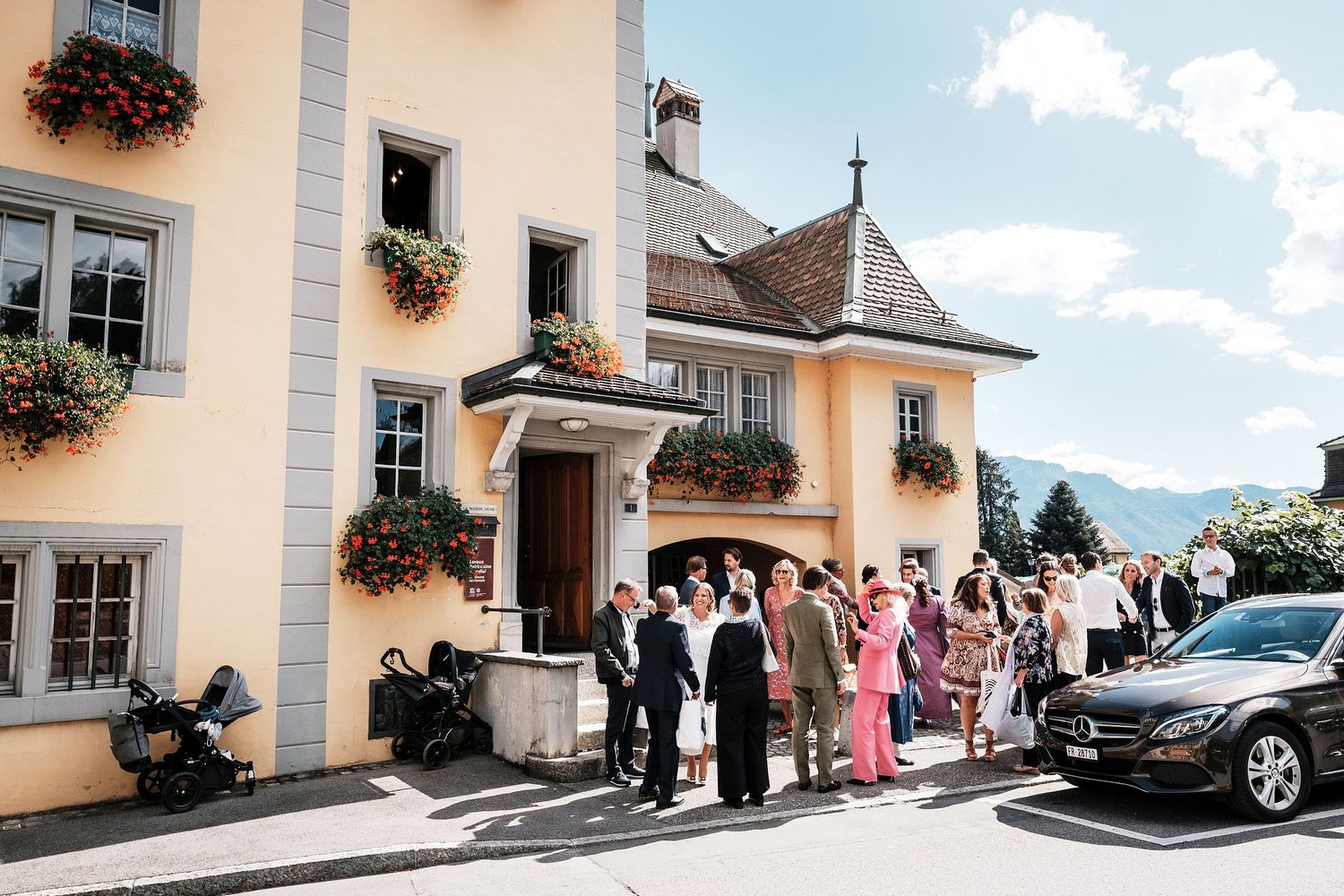 TLOOK photographe de mariage de style documentaire, cully maison jaune cérémonie civile