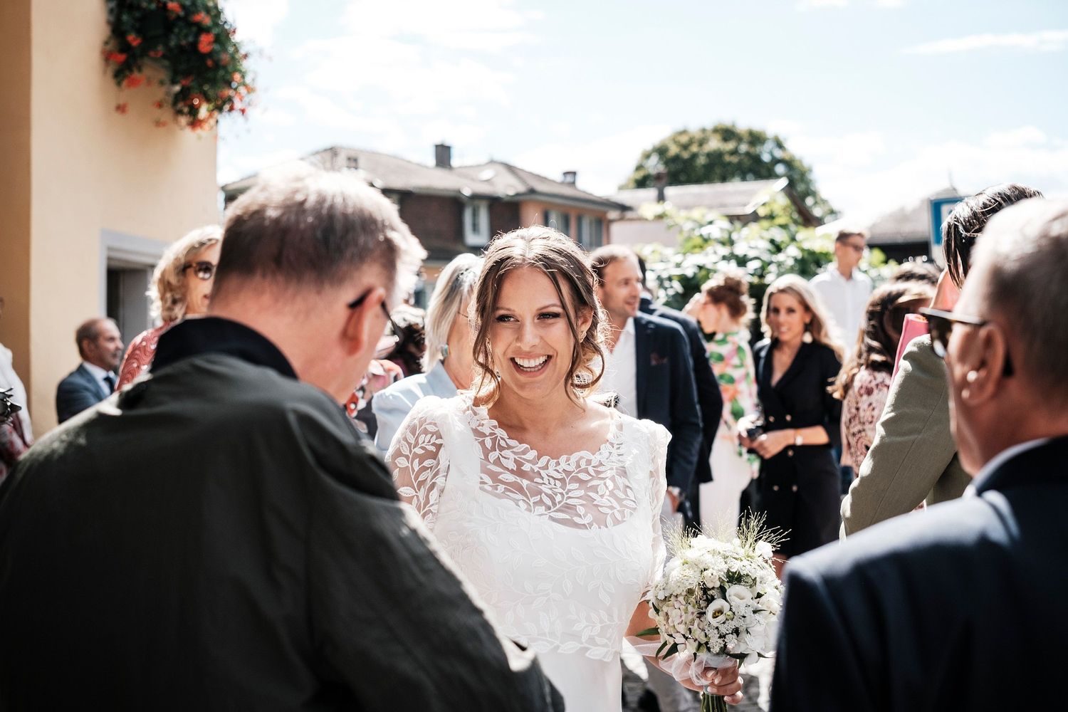 TLOOK photographe de mariage de style documentaire, cully maison jaune cérémonie civile