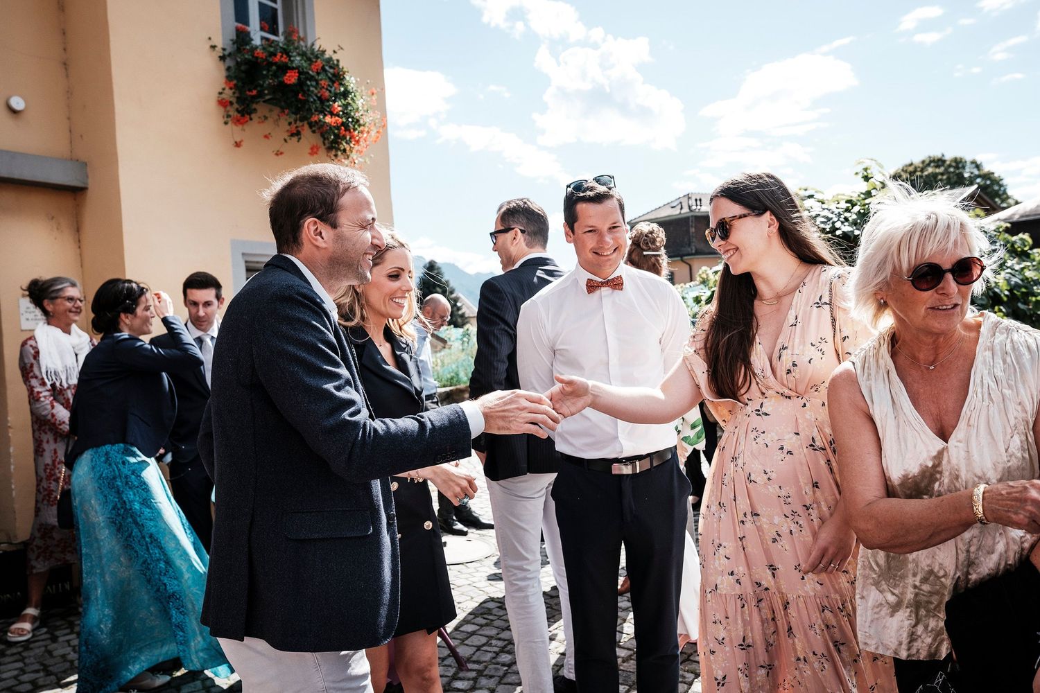 TLOOK photographe de mariage de style documentaire, cully maison jaune cérémonie civile