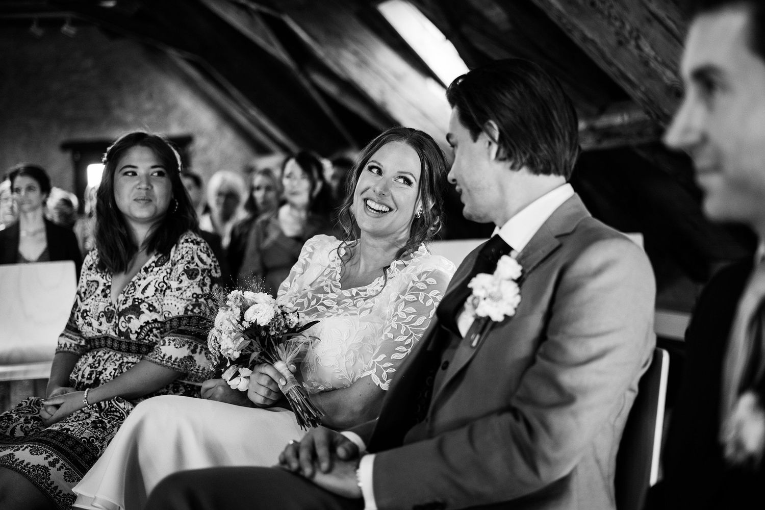 TLOOK photographe de mariage de style documentaire, cully maison jaune cérémonie civile