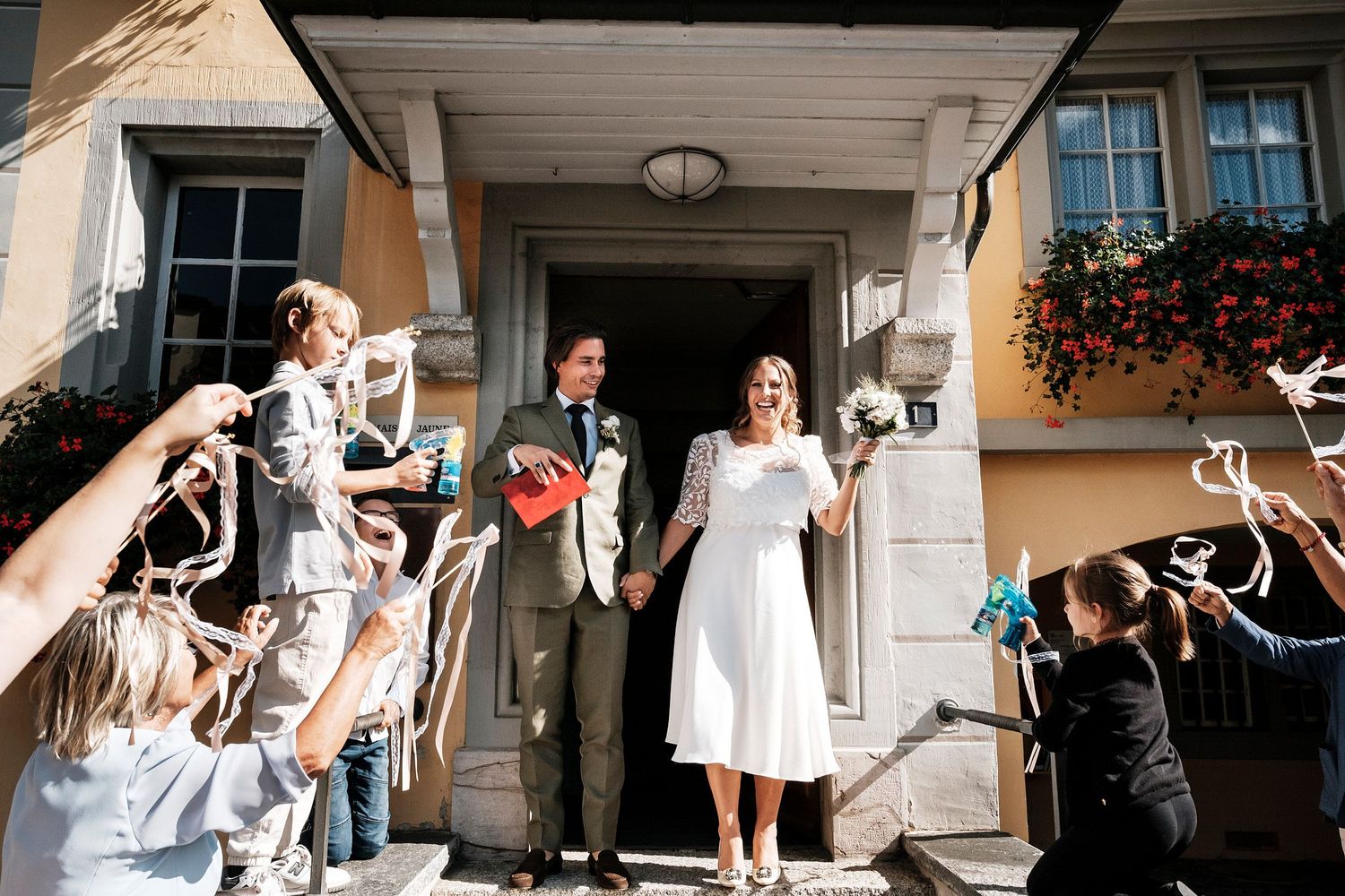TLOOK photographe de mariage de style documentaire, cully maison jaune fin de la cérémonie civile
