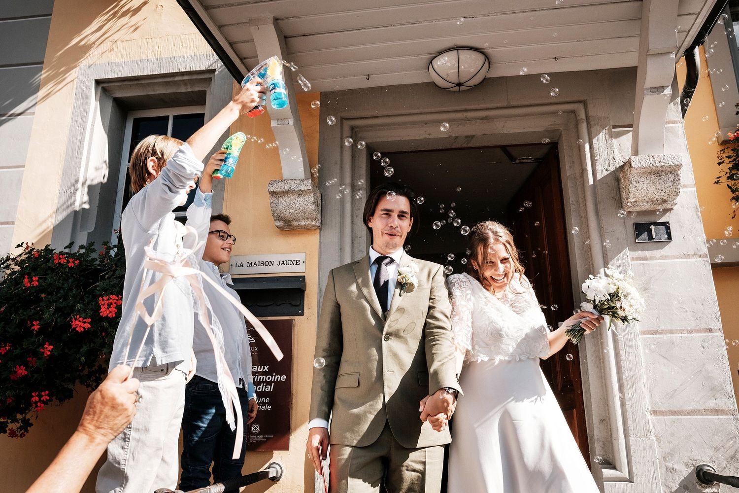 TLOOK photographe de mariage de style documentaire, cully maison jaune fin de la cérémonie civile bulles