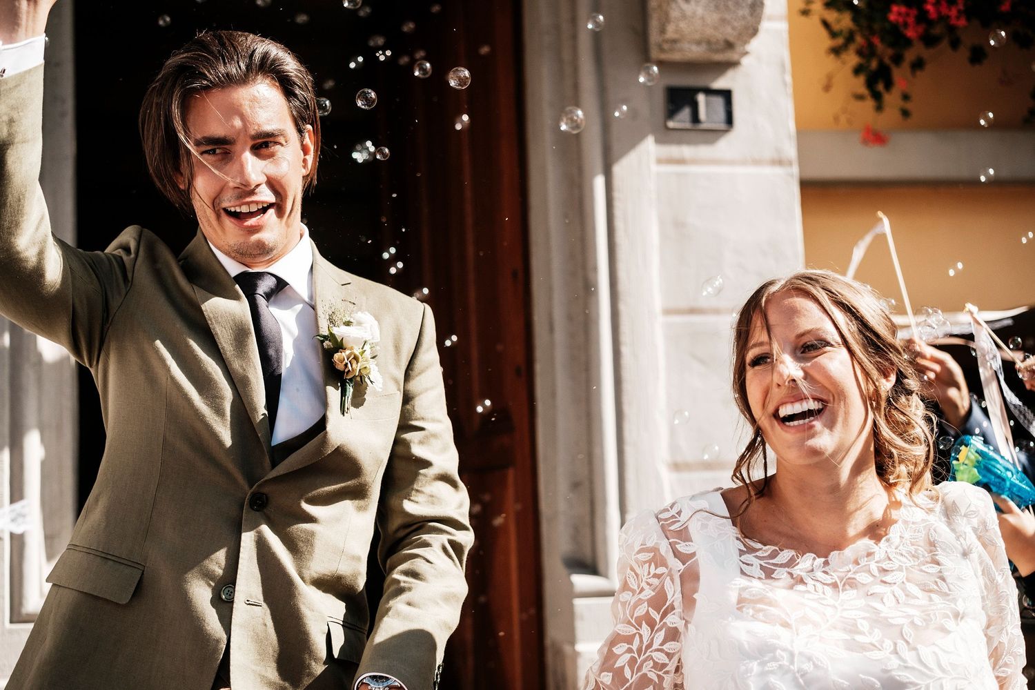 TLOOK photographe de mariage de style documentaire, cully maison jaune fin de la cérémonie civile bulles