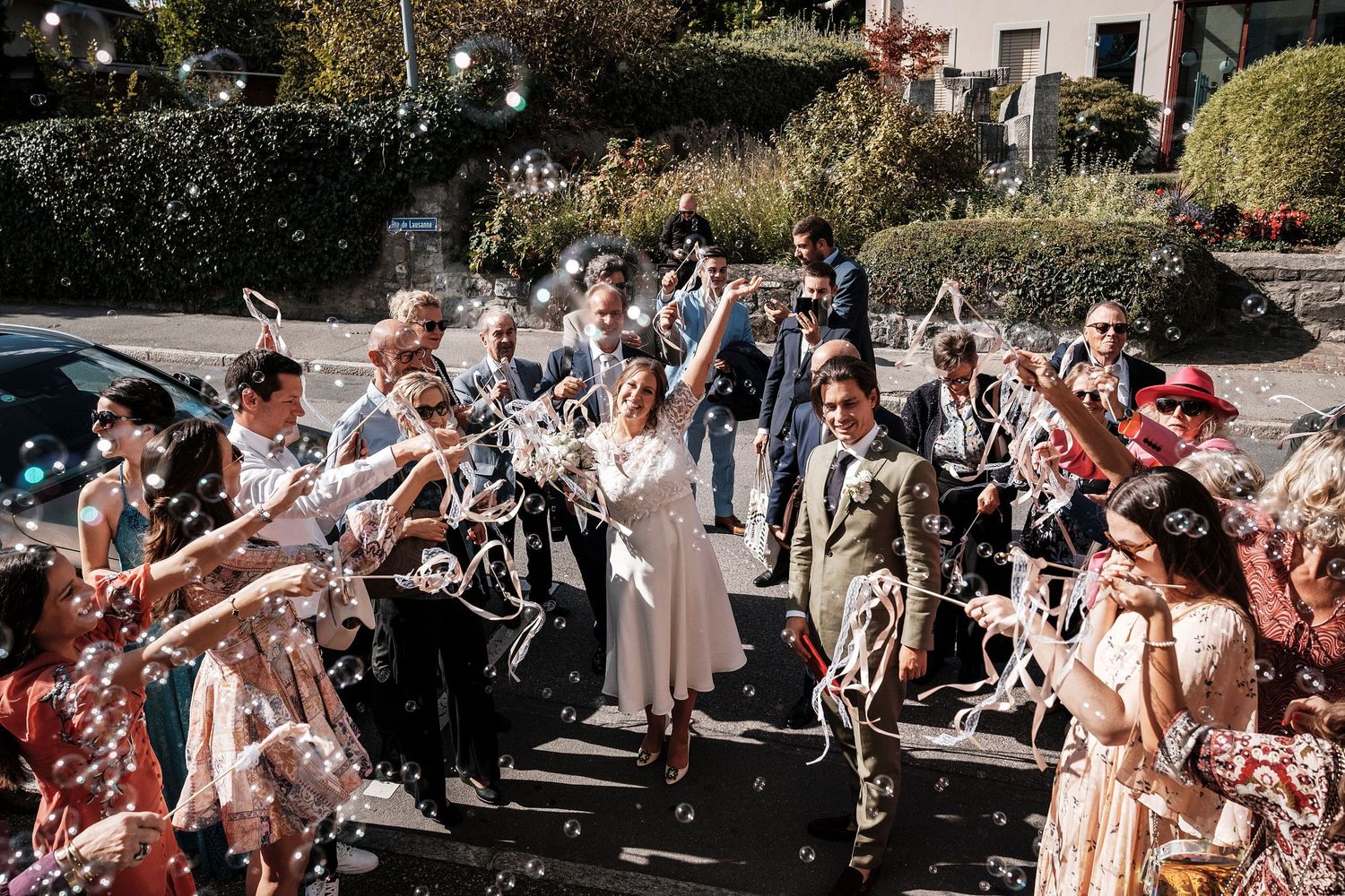 TLOOK photographe de mariage de style documentaire, cully maison jaune fin de la cérémonie civile bulles
