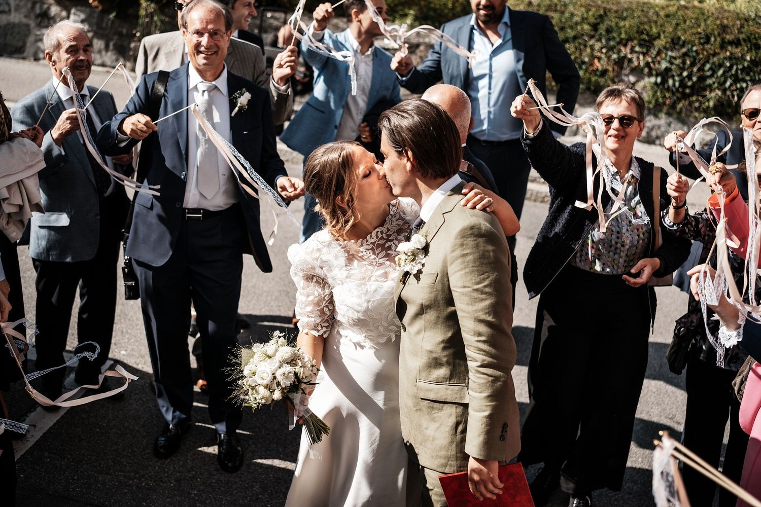 TLOOK photographe de mariage de style documentaire, cully maison jaune fin de la cérémonie civile bulles