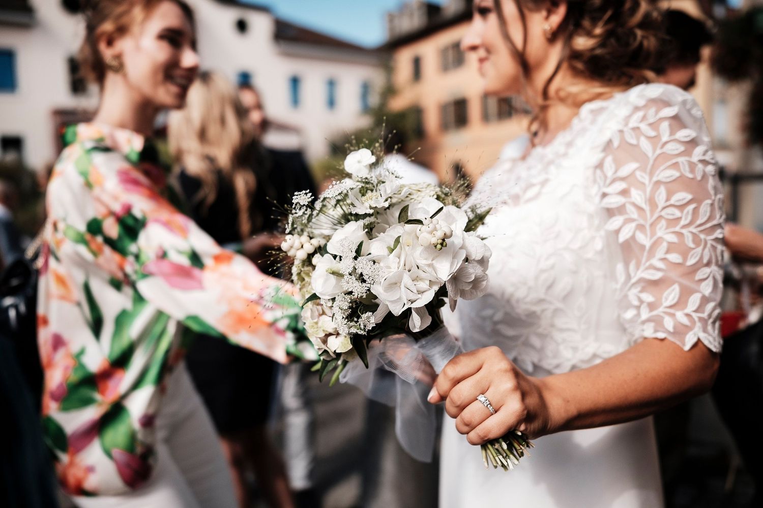 TLOOK photographe de mariage de style documentaire, cully maison jaune fin de la cérémonie civile détail bouquet