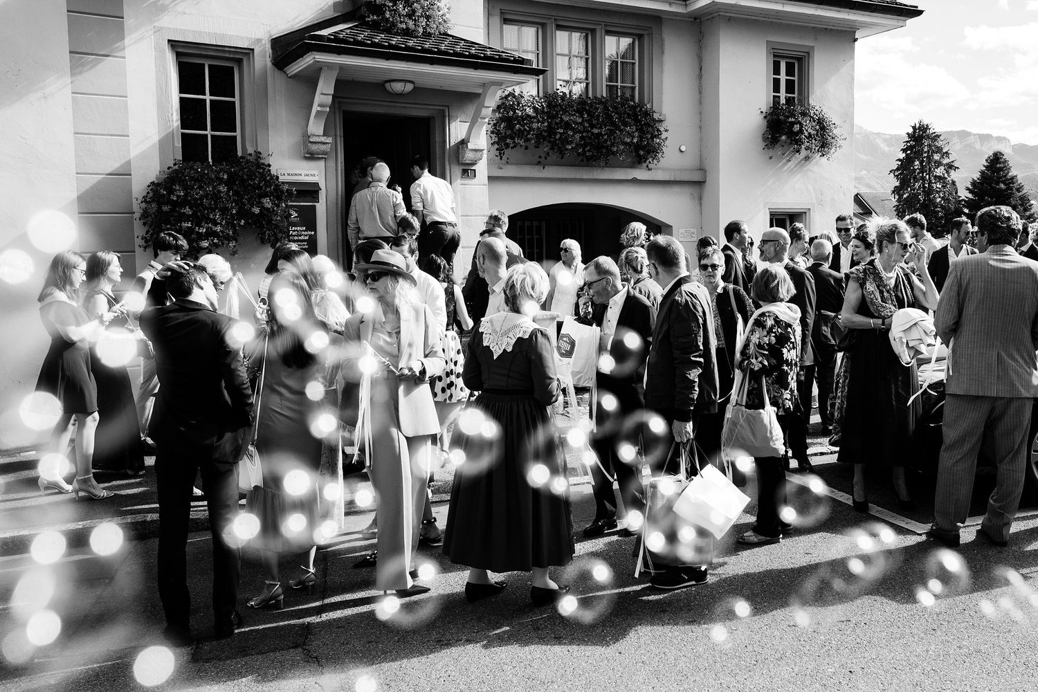 TLOOK photographe de mariage de style documentaire, cully maison jaune fin de la cérémonie civile bulles