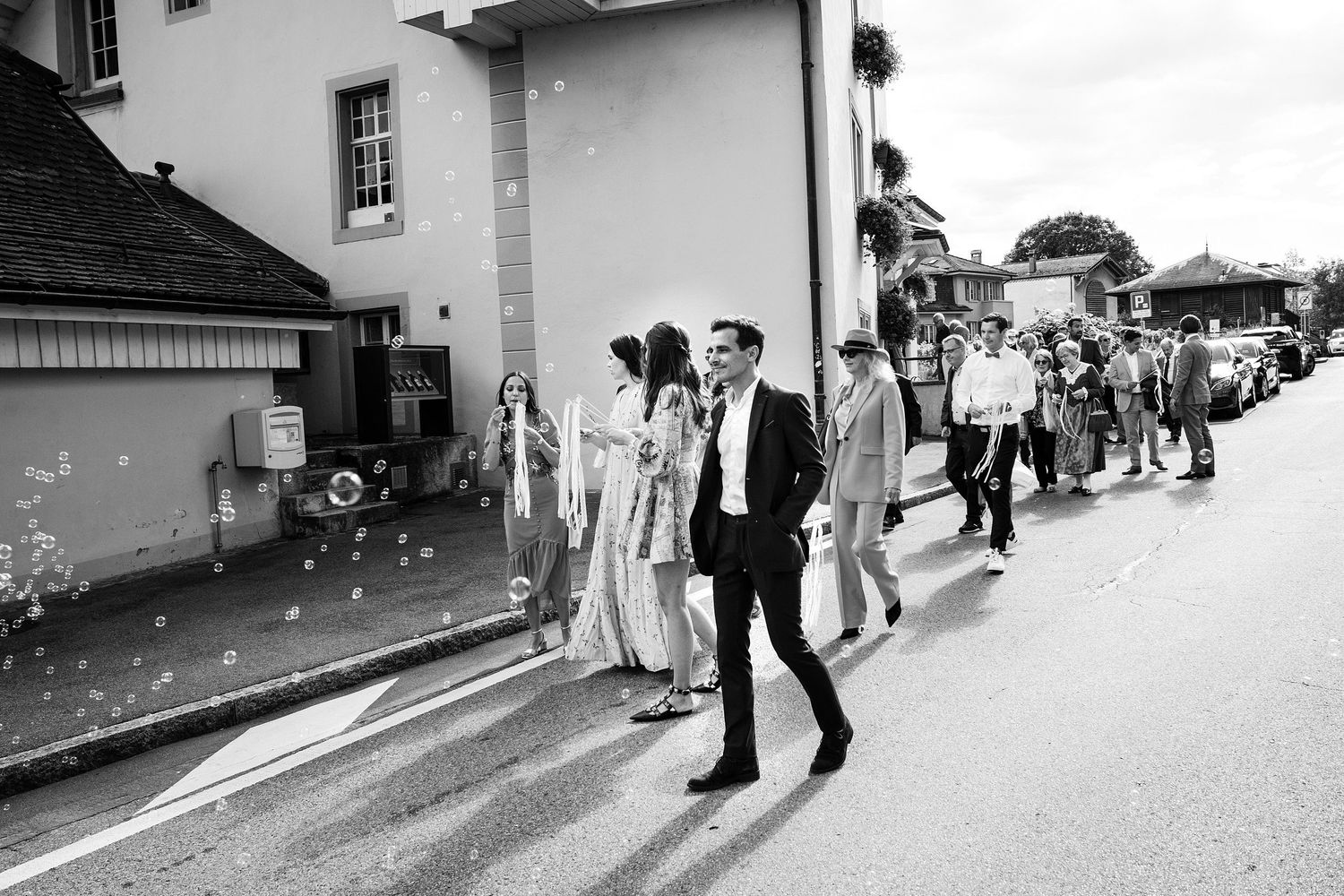 TLOOK photographe de mariage de style documentaire, cully maison jaune fin de la cérémonie civile