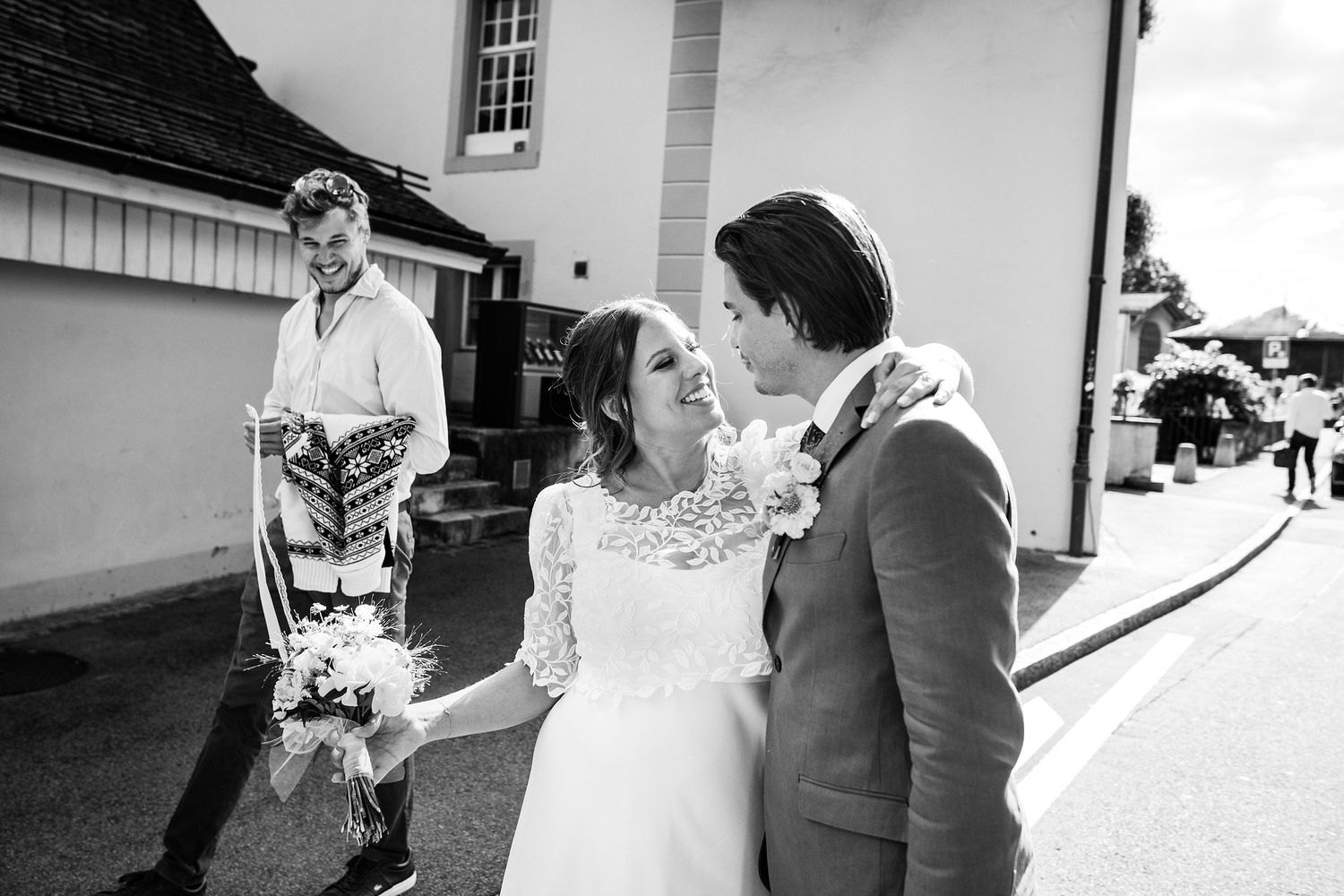 TLOOK photographe de mariage de style documentaire, cully maison jaune fin de la cérémonie civile