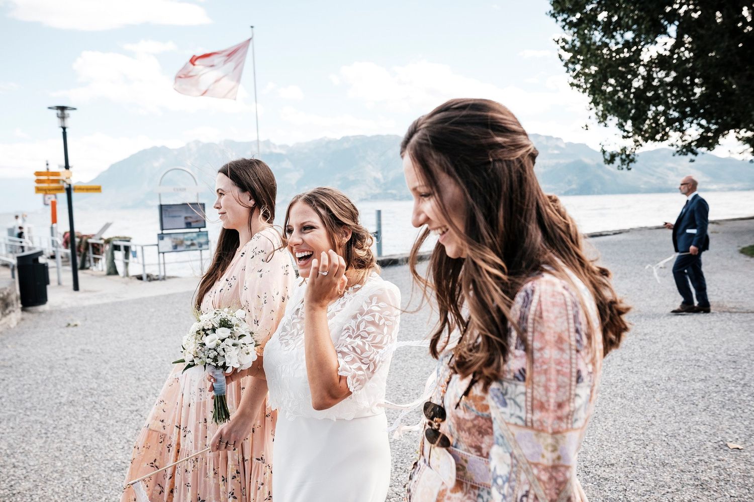 TLOOK photographe de mariage de style documentaire, parc de cully cocktail au bord du lac