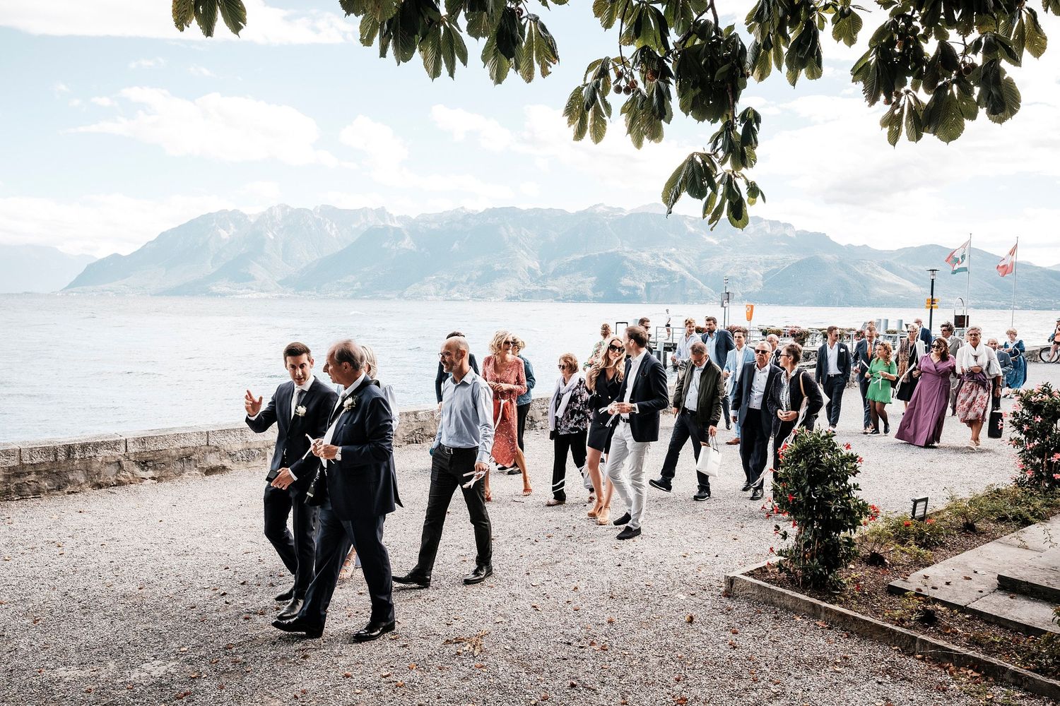 TLOOK photographe de mariage de style documentaire, parc de cully cocktail au bord du lac