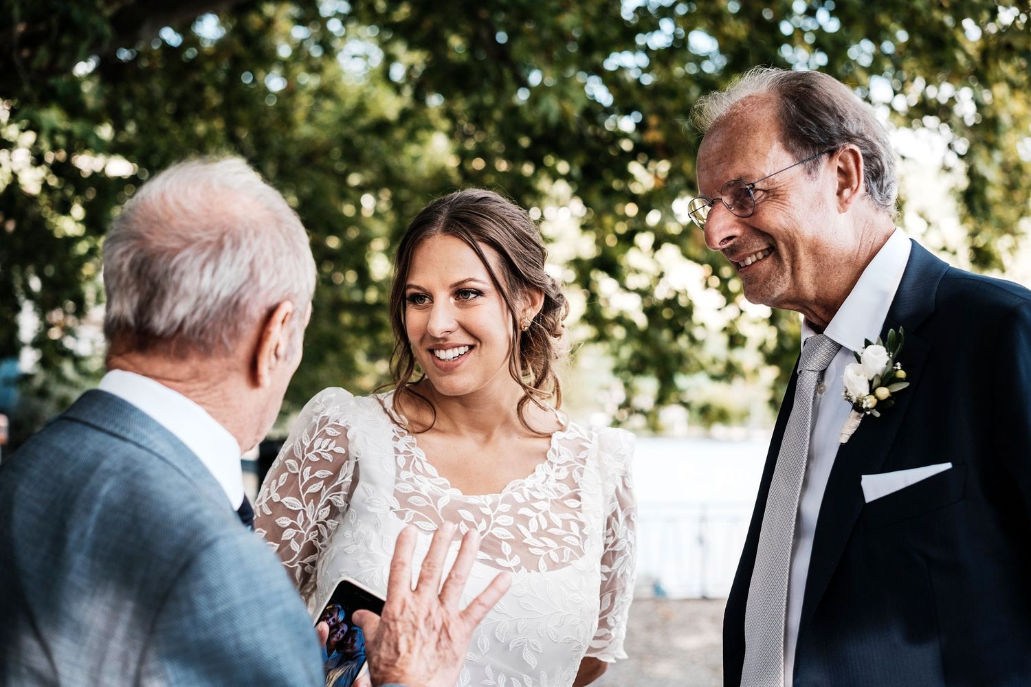 TLOOK photographe de mariage de style documentaire, parc de cully cocktail au bord du lac