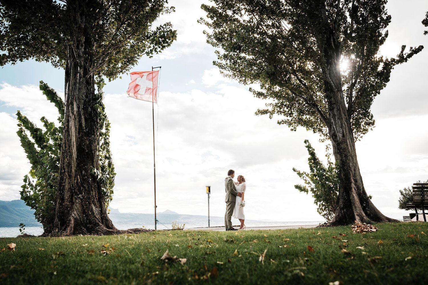 TLOOK photographe de mariage de style documentaire, parc de cully potraits des mariés