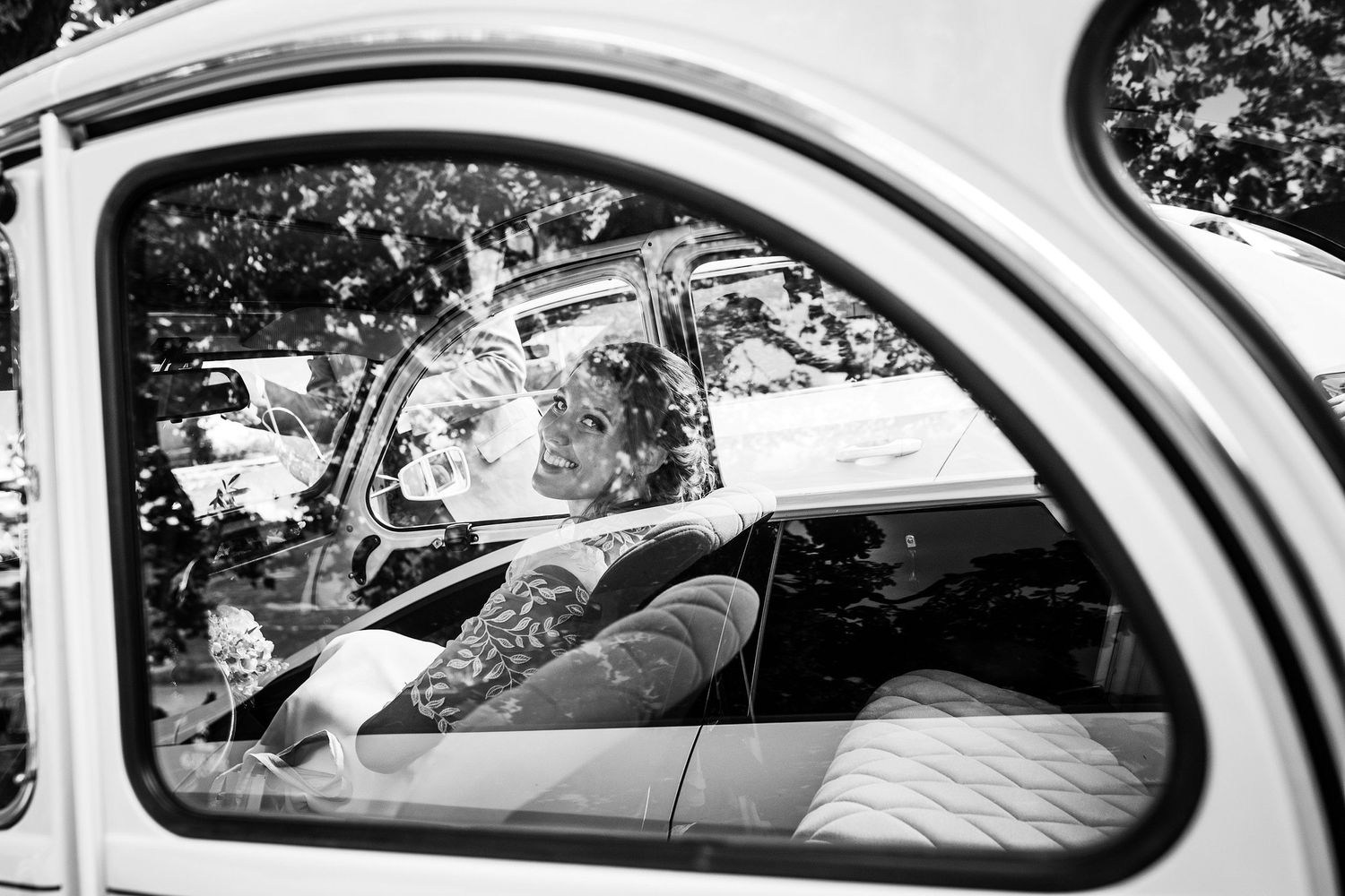 TLOOK photographe de mariage de style documentaire, portrait des mariés 2cv