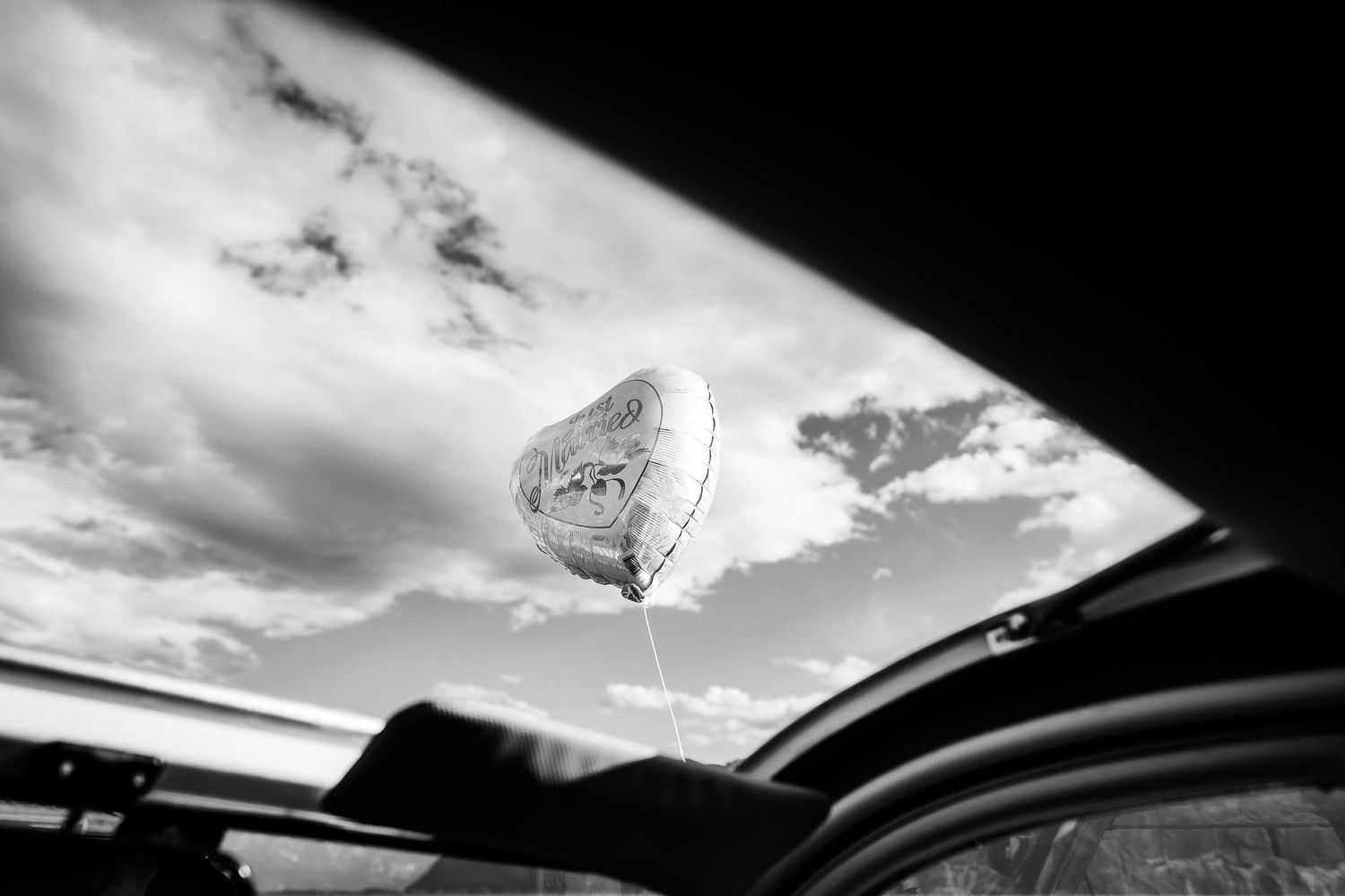 TLOOK photographe de mariage de style documentaire, domaine de Bovy portraits des mariés 2cv