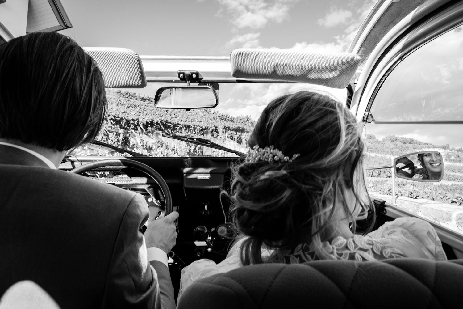 TLOOK photographe de mariage de style documentaire, domaine de Bovy portraits des mariés 2cv