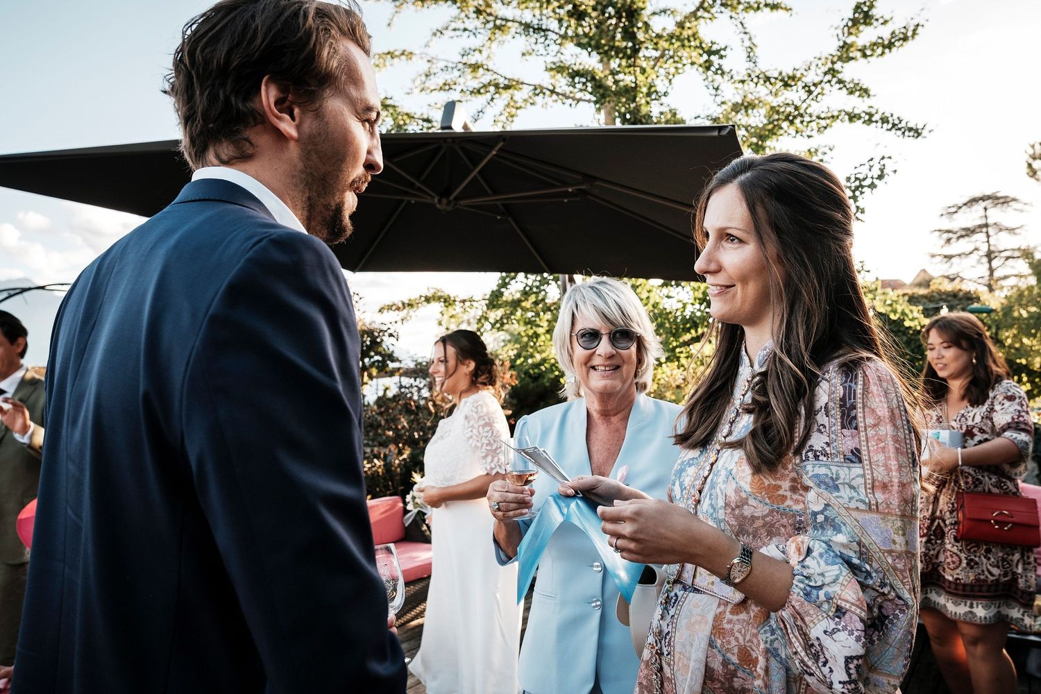 TLOOK photographe de mariage de style documentaire, domaine de Bovy cocktail dans les jardins