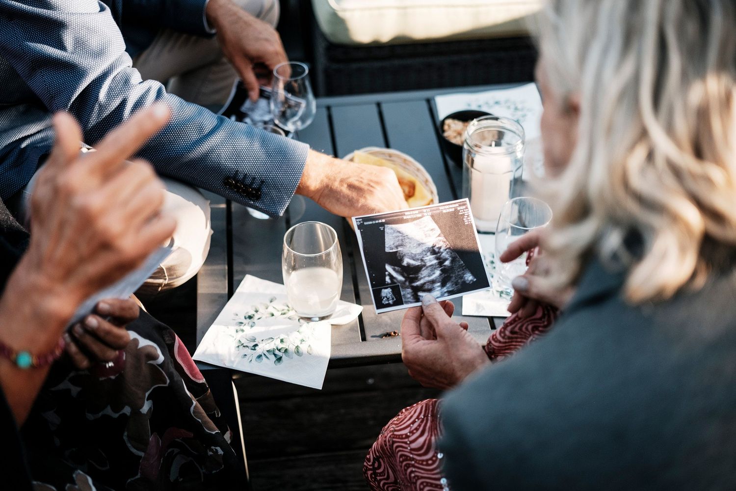TLOOK photographe de mariage de style documentaire, domaine de Bovy cocktail dans les jardins