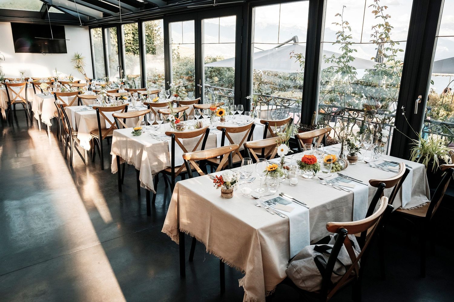 TLOOK photographe de mariage de style documentaire, domaine de Bovy décorations des tables