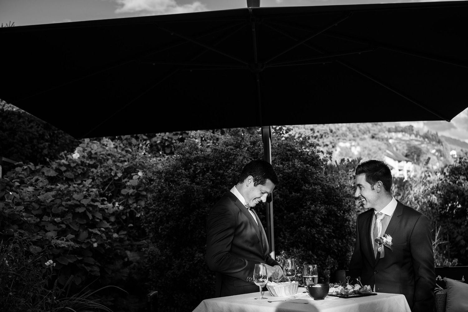 TLOOK photographe de mariage de style documentaire, domaine de Bovy cocktail dans les jardins