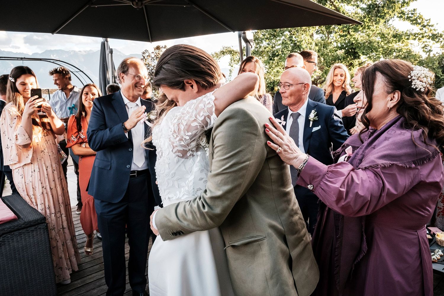 TLOOK photographe de mariage de style documentaire, domaine de Bovy cocktail dans les jardins