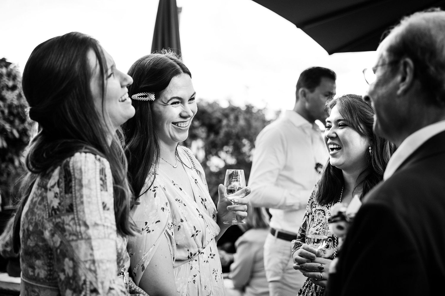 TLOOK photographe de mariage de style documentaire, domaine de Bovy cocktail dans les jardins