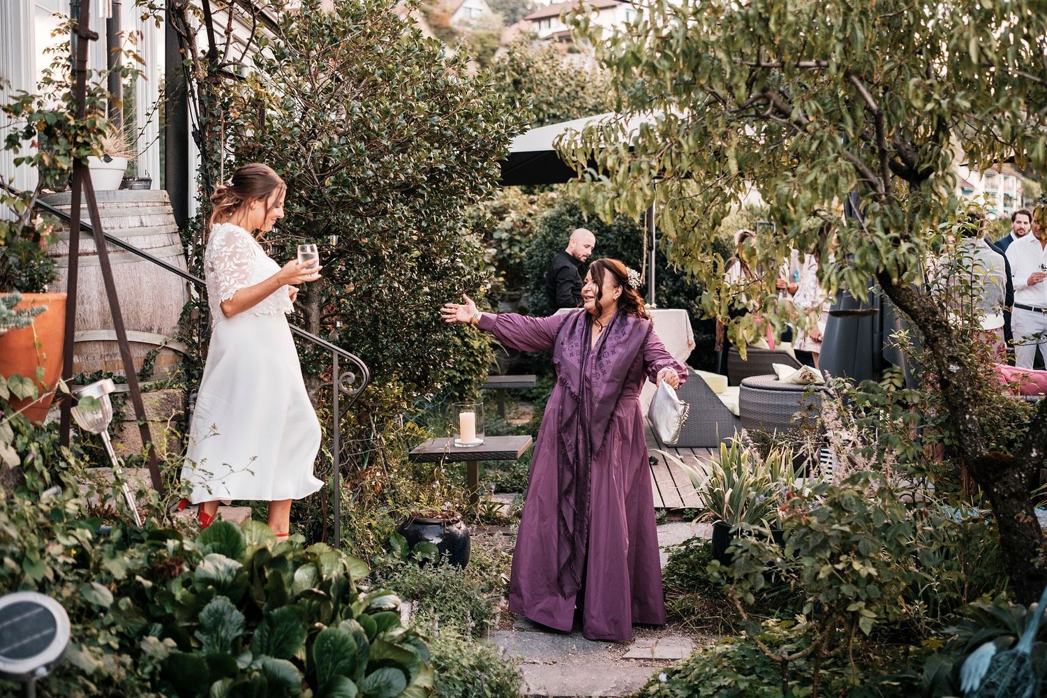TLOOK photographe de mariage de style documentaire, domaine de Bovy cocktail dans les jardins