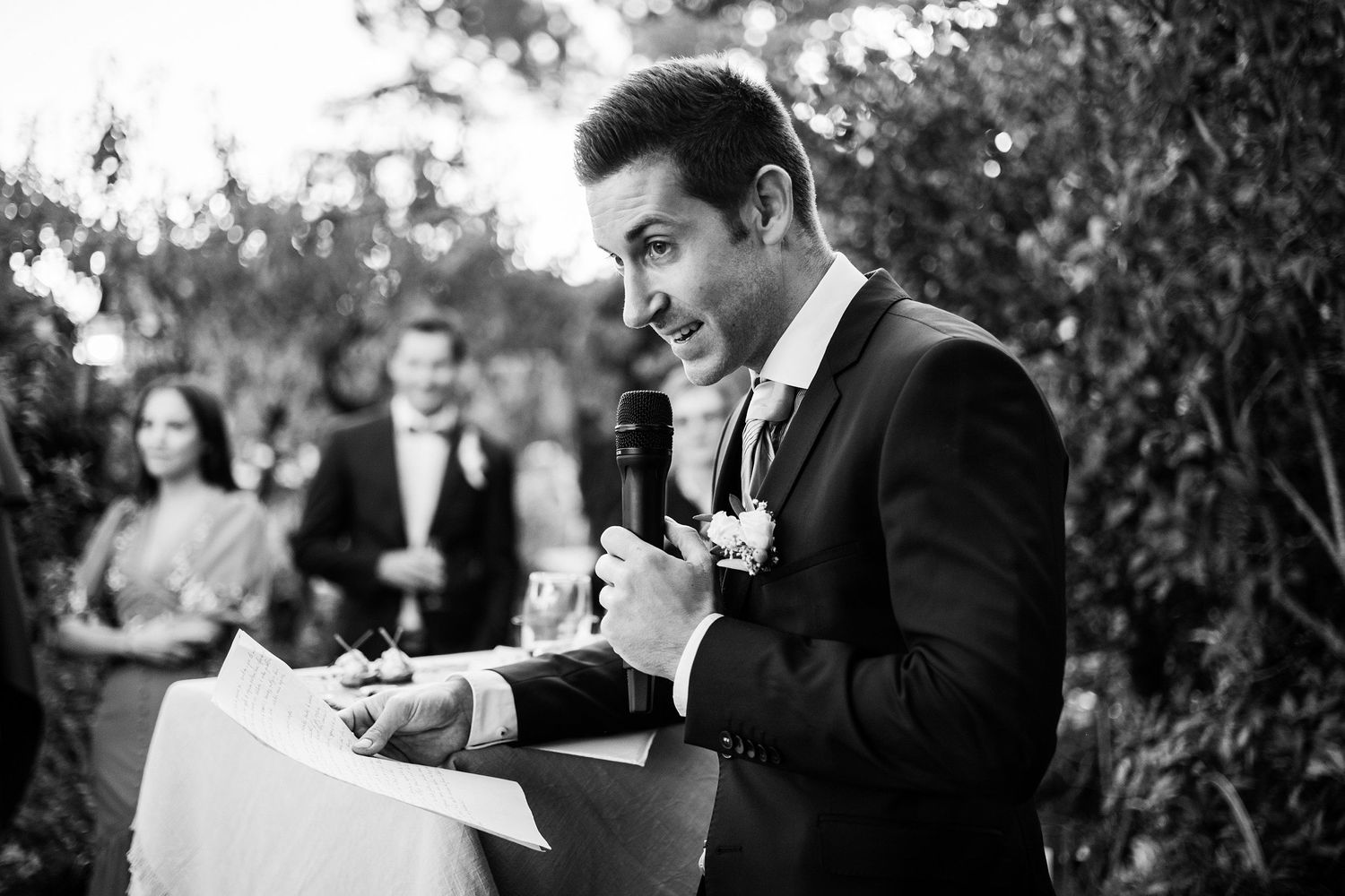 TLOOK photographe de mariage de style documentaire, domaine de Bovy cocktail portrait du témoin