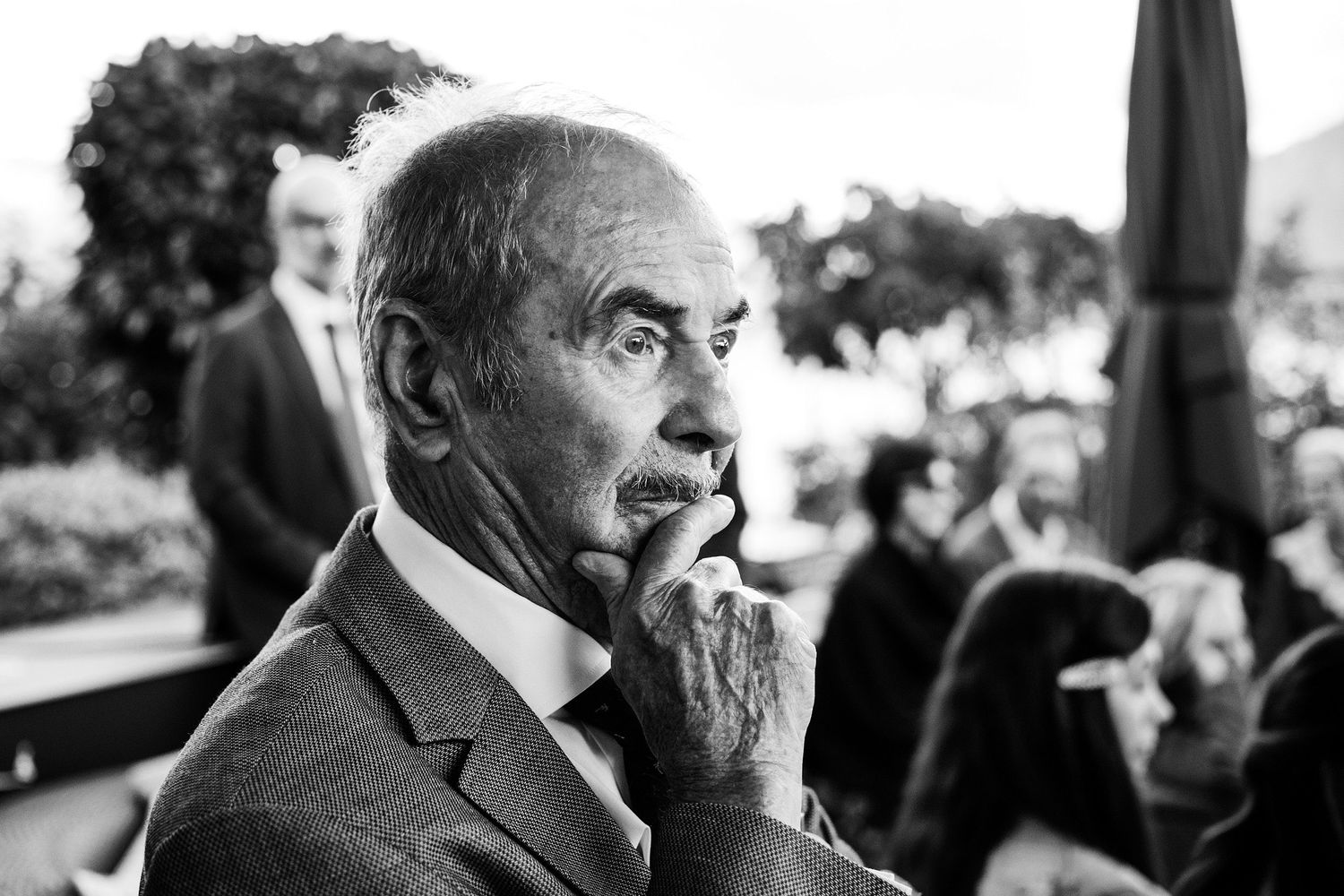 TLOOK photographe de mariage de style documentaire, domaine de Bovy cocktail portrait du papa