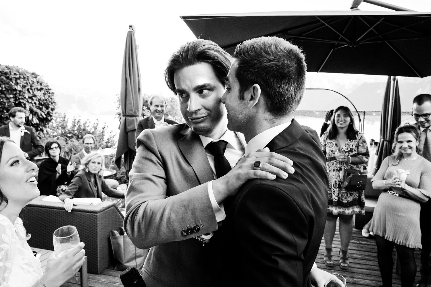 TLOOK photographe de mariage de style documentaire, domaine de Bovy cocktail le marié et son témoin émotion