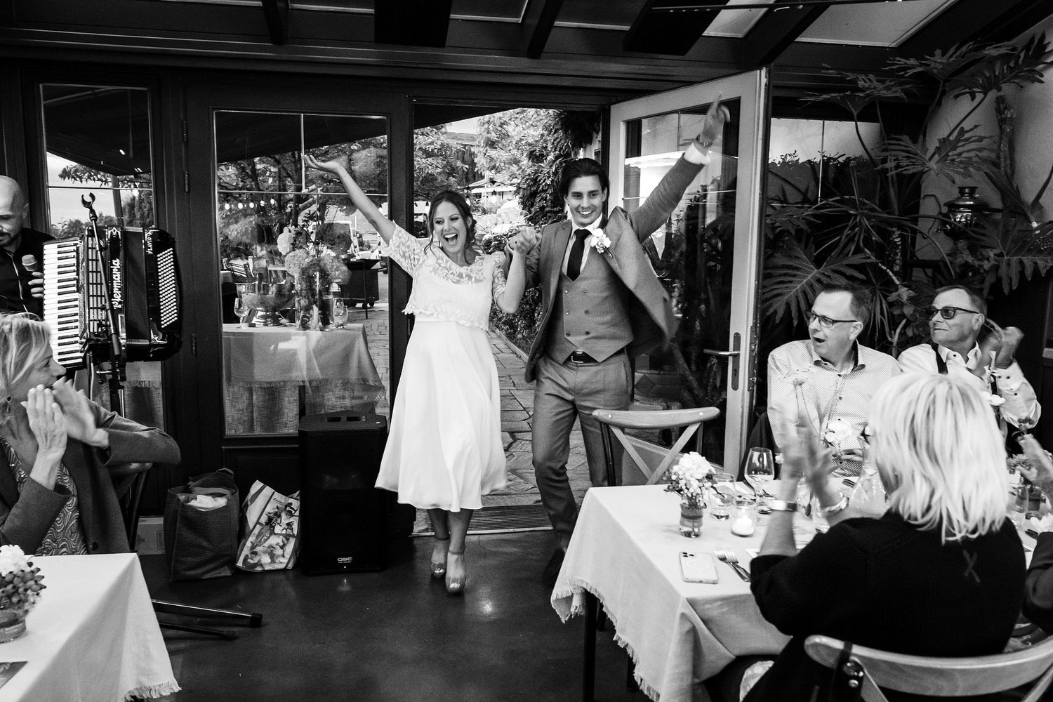 TLOOK photographe de mariage de style documentaire, domaine de Bovy soirée avec les mariés