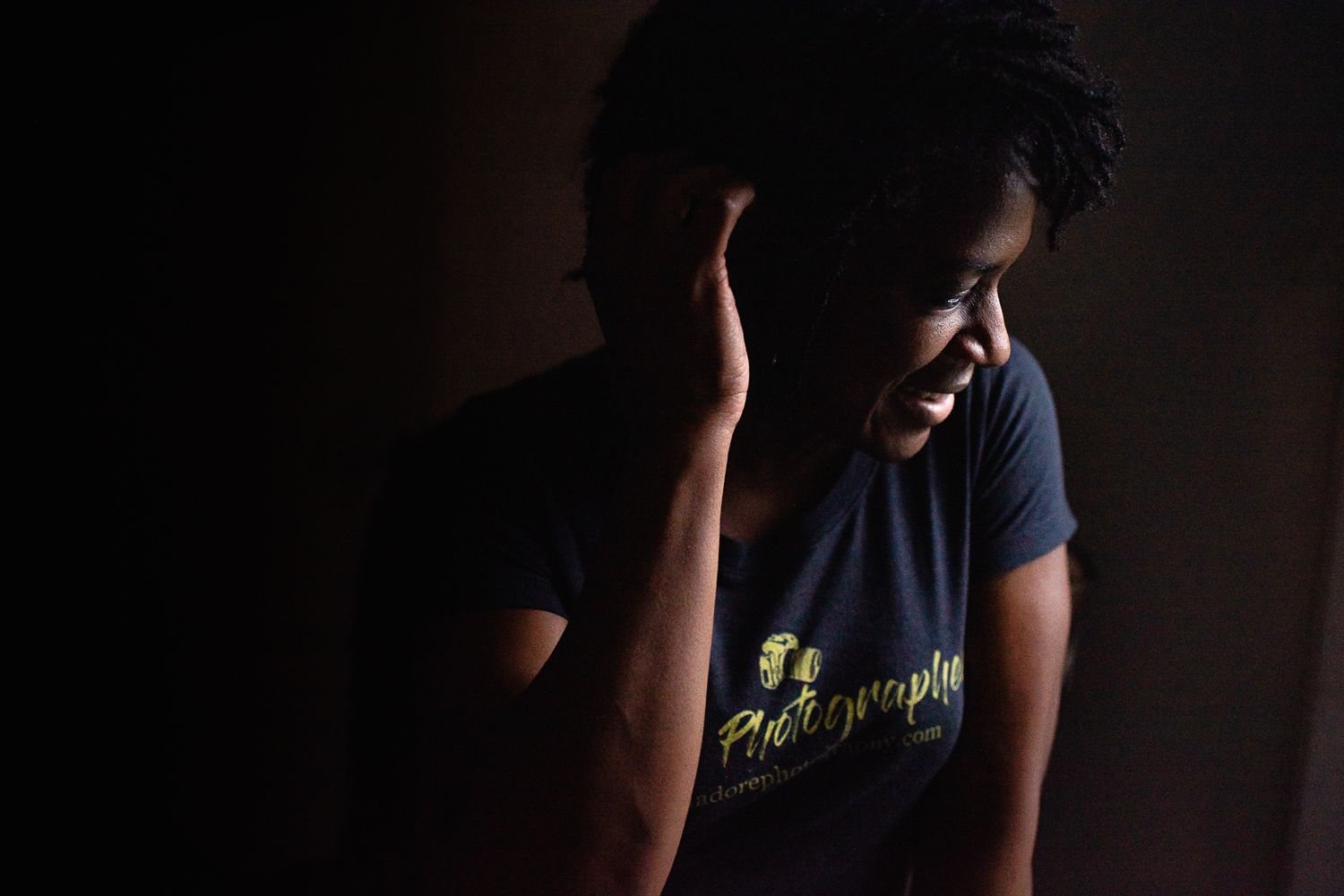 black birth photographer with microlocs smiling | voyage Baltimore