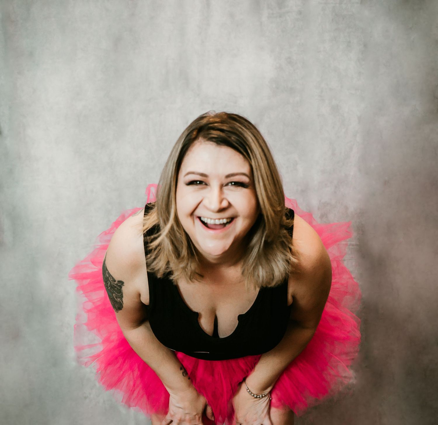 Studio Cake Smash Session in Home Ruskin, FL; Woman laughing in tutu