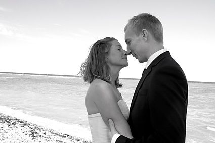 Brudpar på strand på Gotland. Svartvitt bröllopsbild, bröllopsfotograf Stockholm