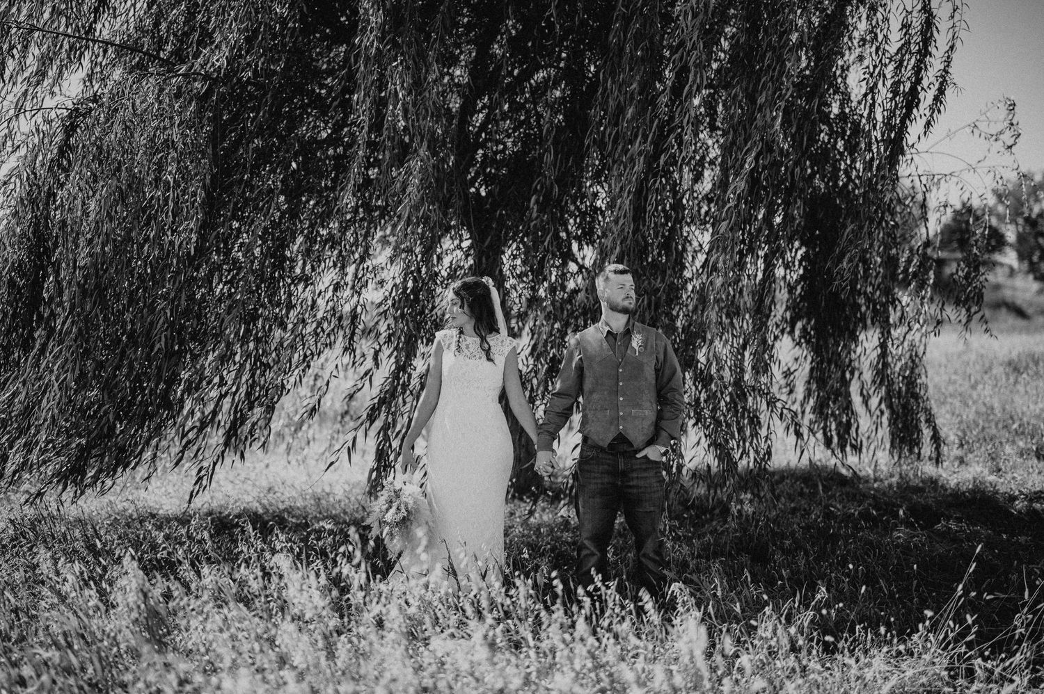 photo of wedding couple under willow tree near Des Moines Iowa
